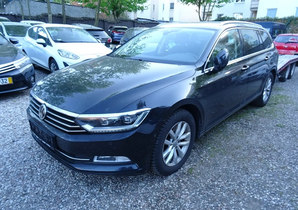 Volkswagen Passat cena 55900 przebieg: 181000, rok produkcji 2016 z Pyzdry małe 211